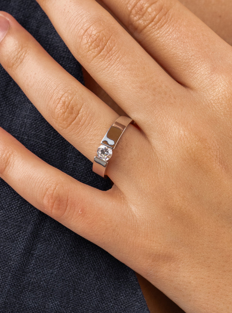 Anillo con circonitas de plata rectangular con circonita central