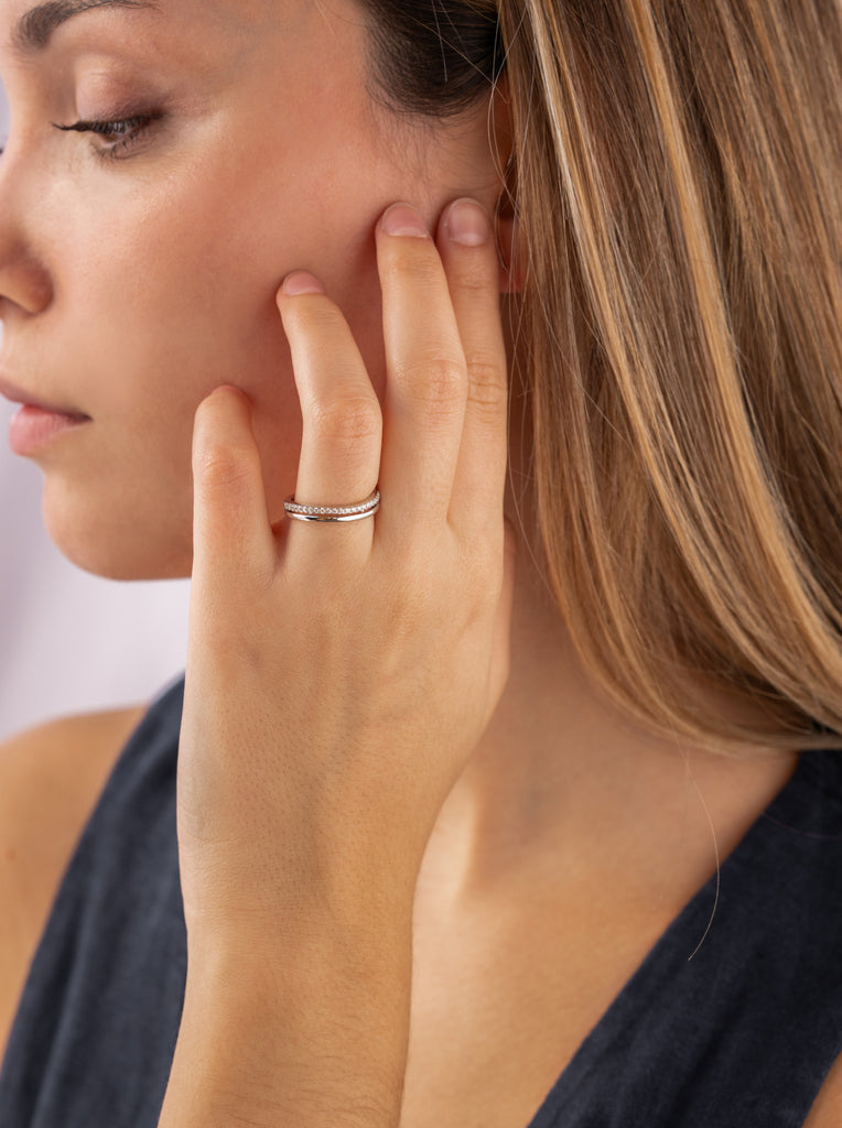 Anillo fino con circonitas doble de plata