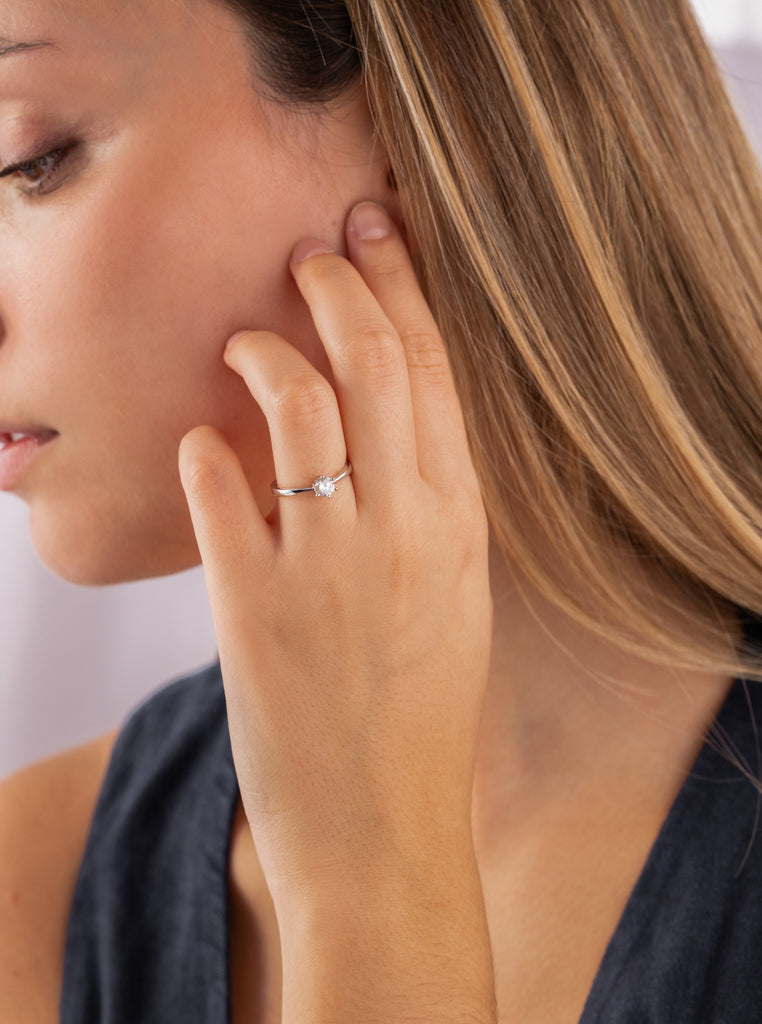 Anillo solitario de plata con circonita talla redondo