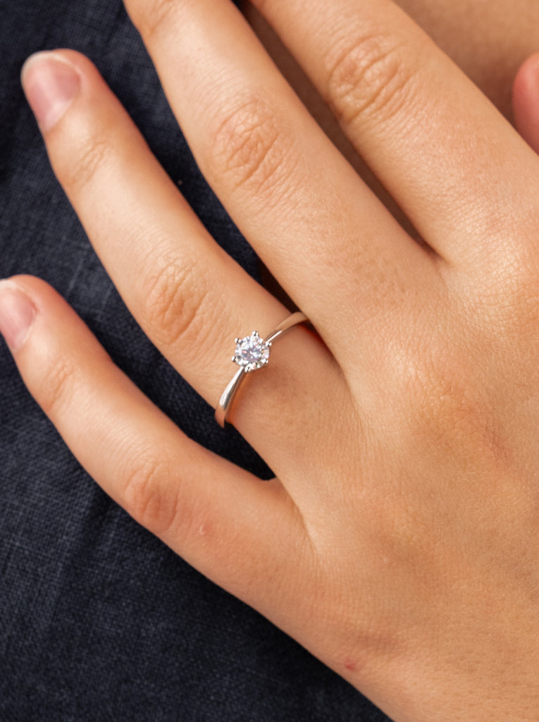 Anillo solitario de plata con circonita talla redondo