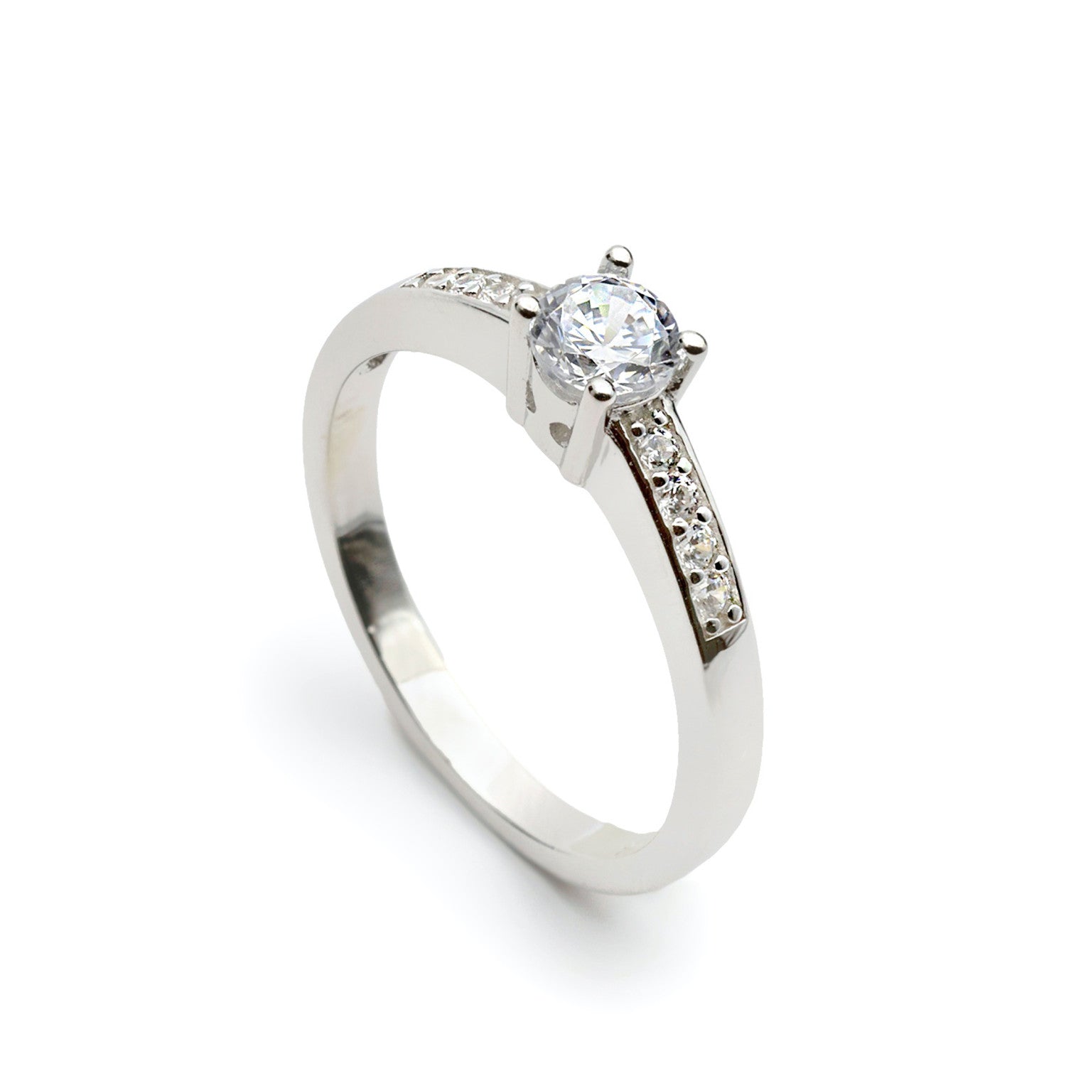 Anillo solitario de plata con circonitas en el contorno