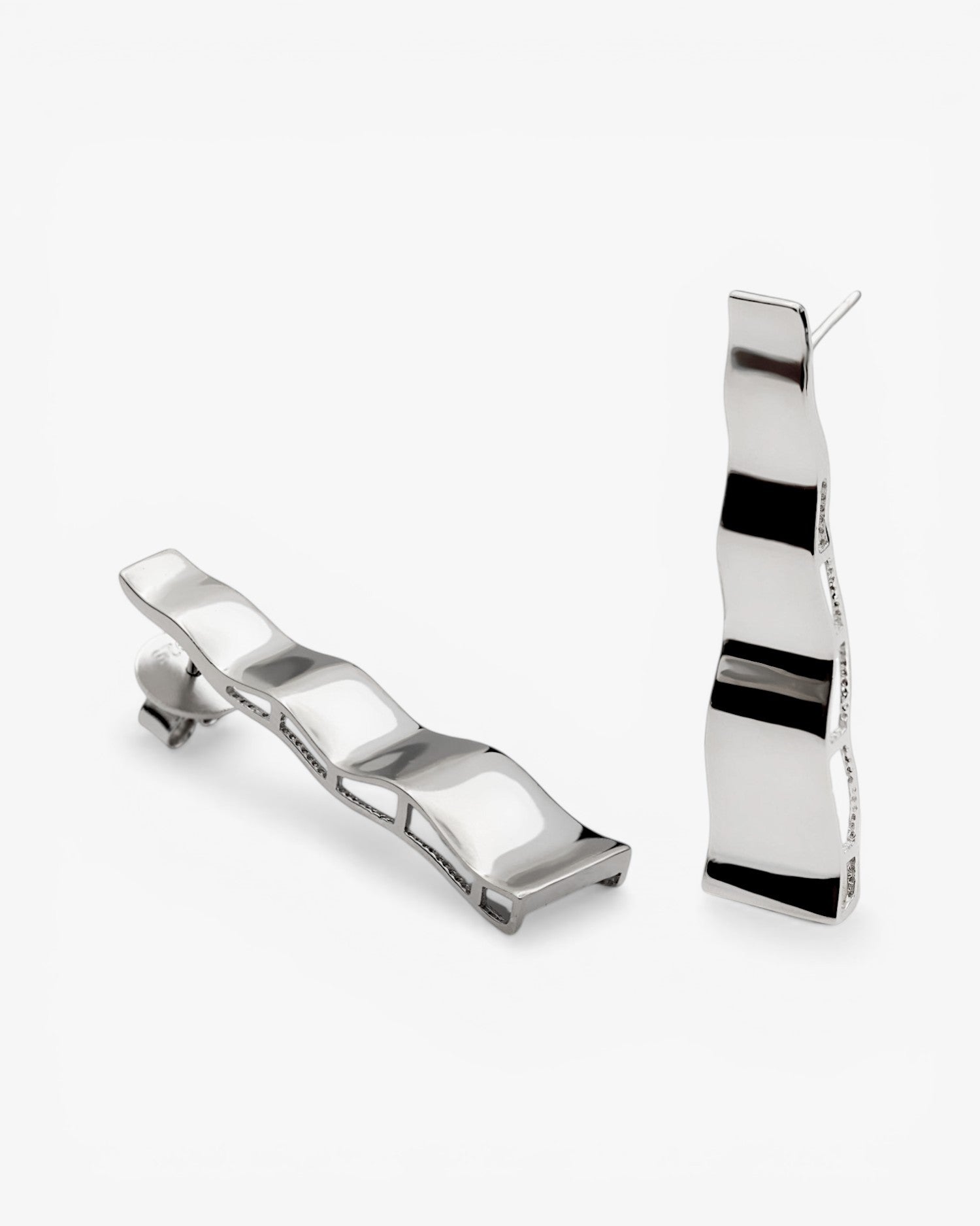Pendientes de plata originales en diseño ondulado