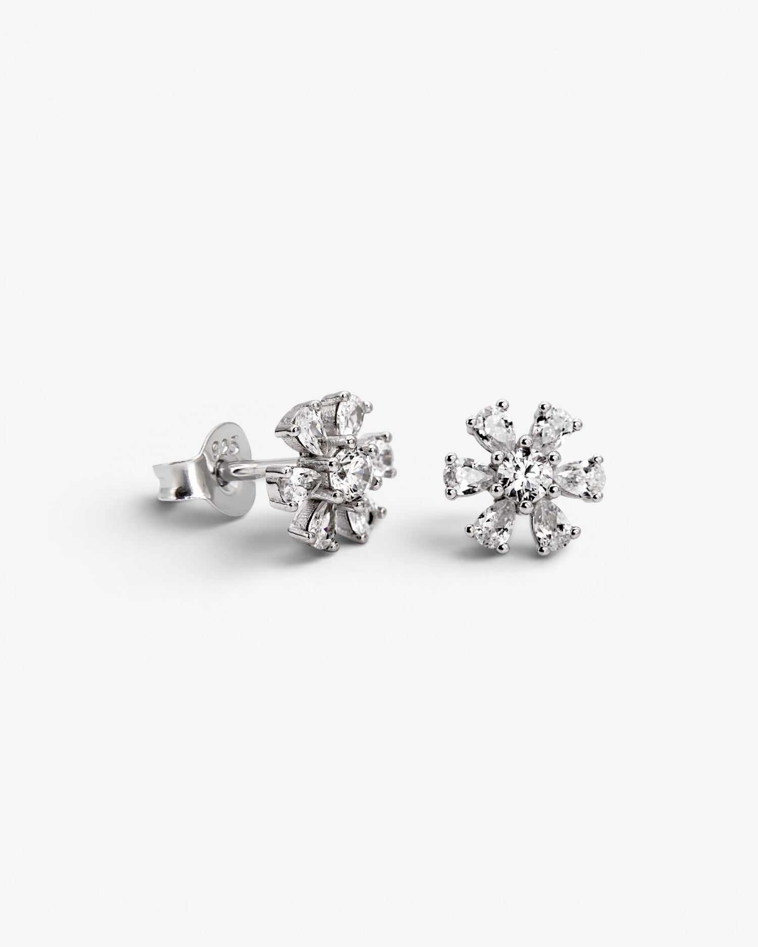 Pendientes pequeños con circonitas en forma floral