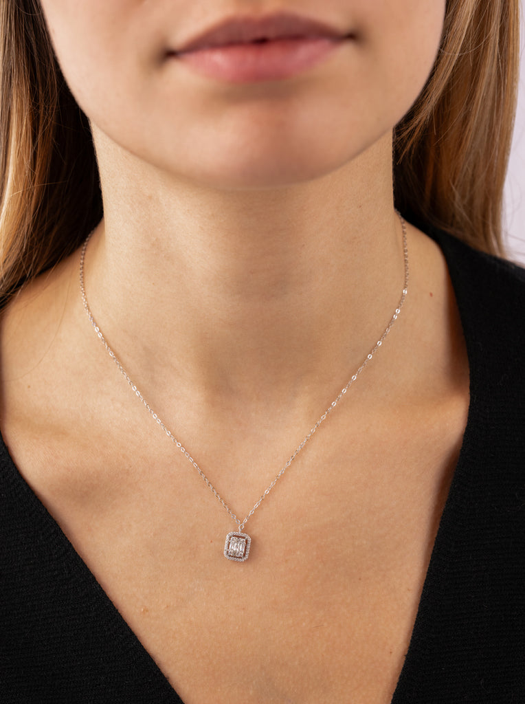 Collar pequeño de plata con circonita en forma rectangular