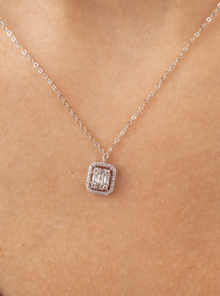 petit collier argent avec zircon forme rectangulaire