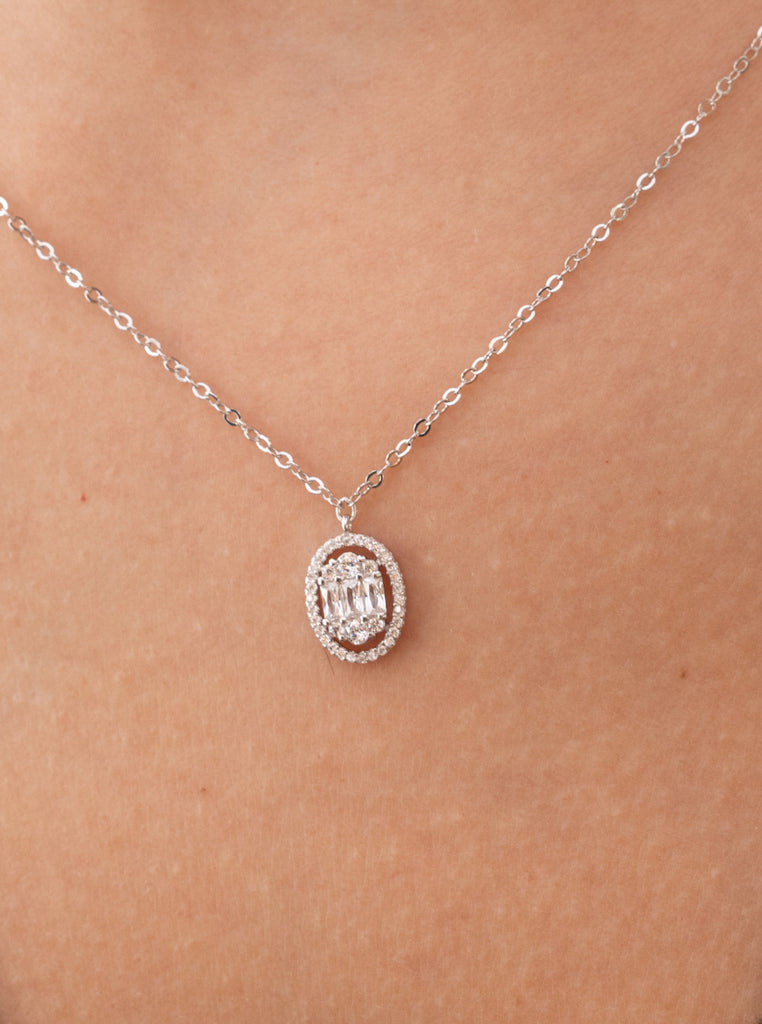 petit collier ovale de argent avec zircon