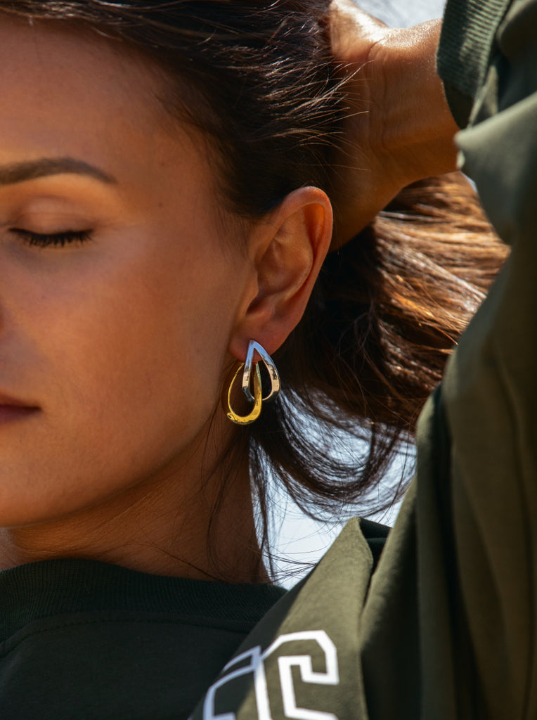 Boucles d'oreilles argentées à double anneau entrelacé bicolore