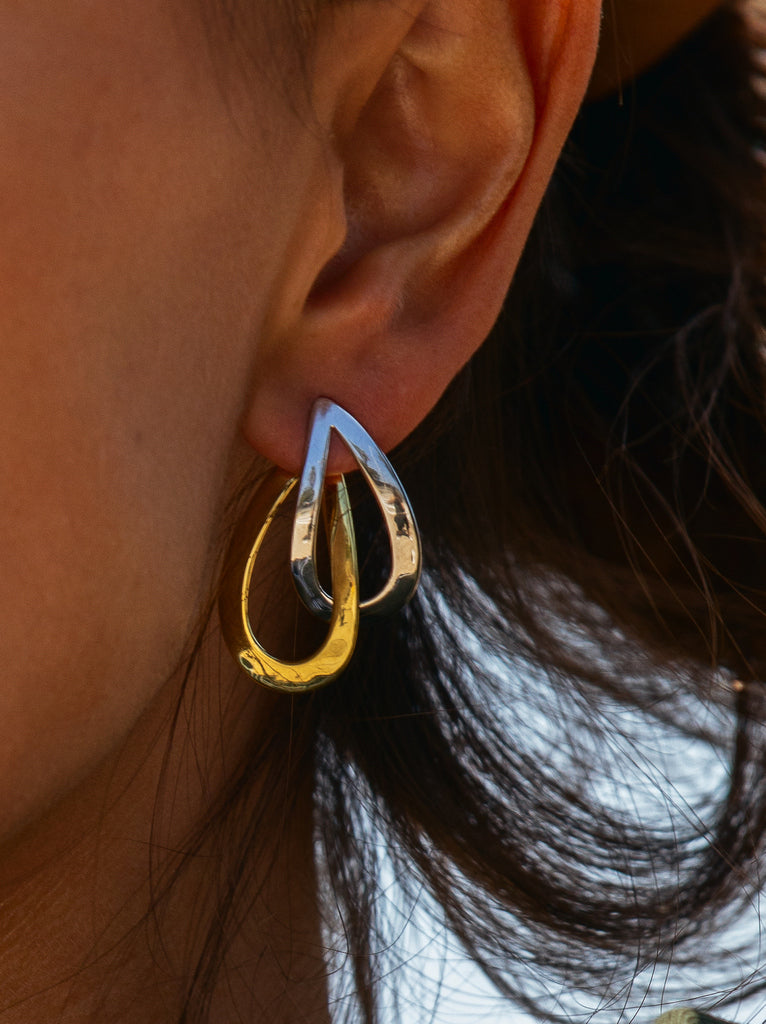 Boucles d'oreilles argentées à double anneau entrelacé bicolore