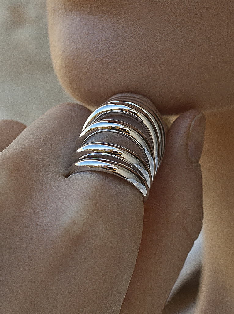 Anillo ancho de plata multibanda
