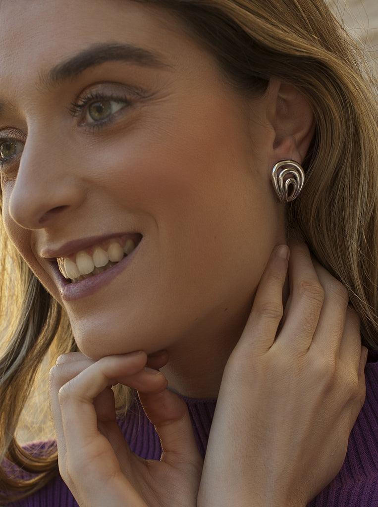 Pendientes de plata con diseño orgánico de líneas fluidas