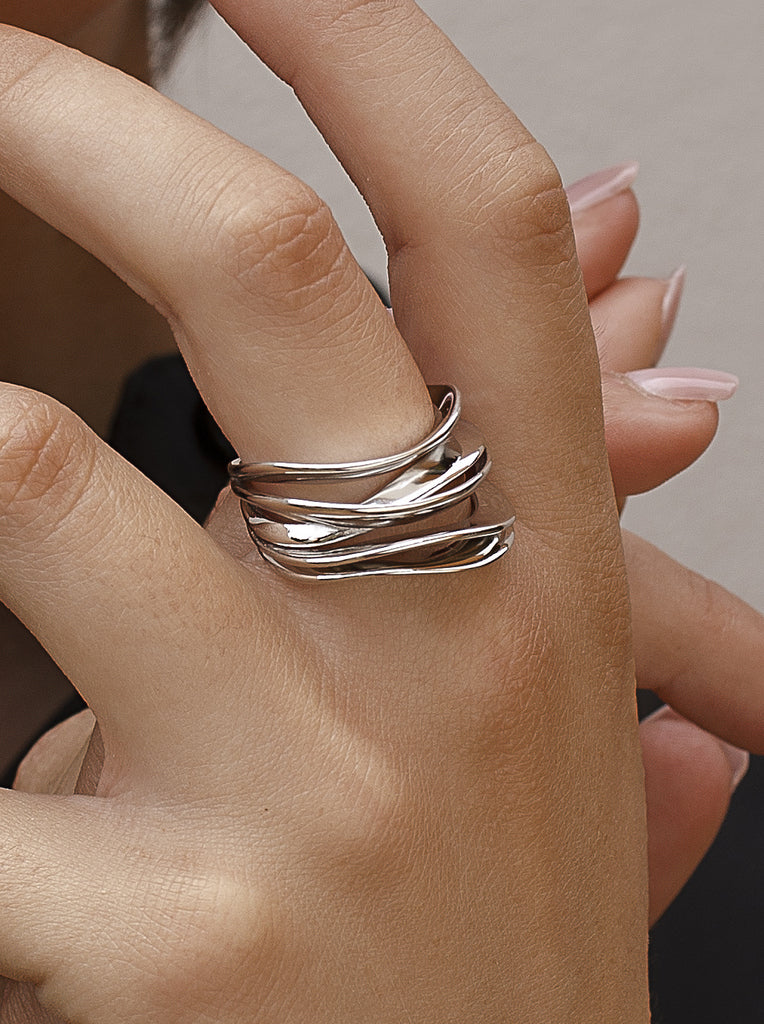 Anillo ancho de plata con diseño orgánico escultural