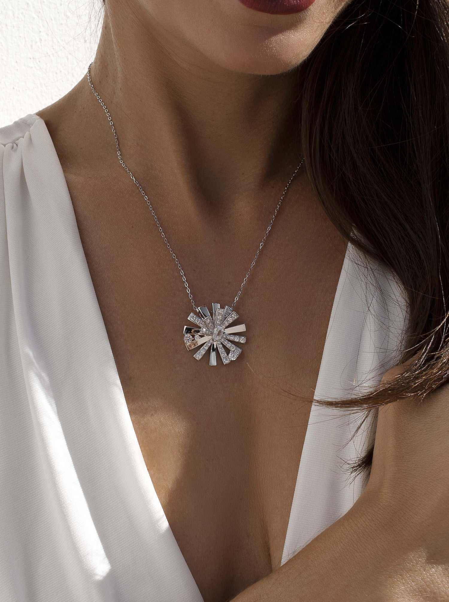 Collar de plata inspiración flor con circonitas