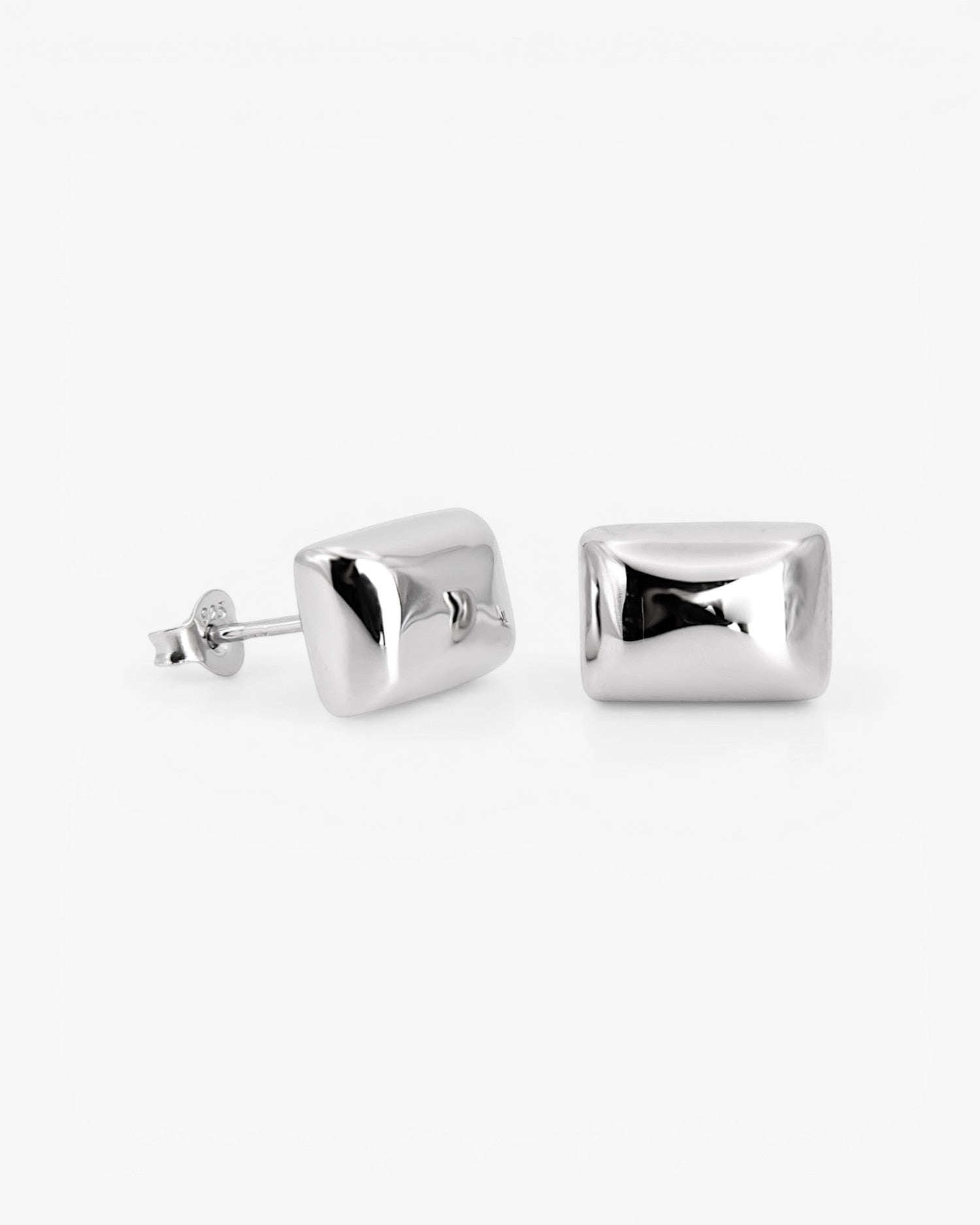 Pendientes pequeños de plata lisa en forma rectangular