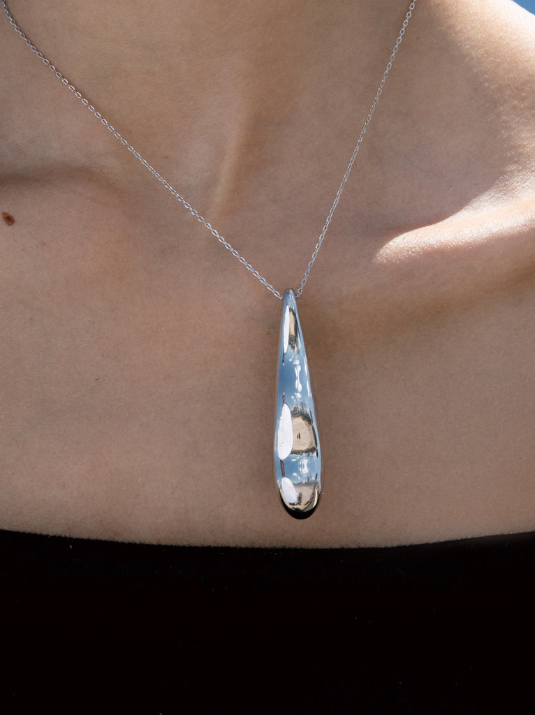 Collares plata originales con un diseño líquido