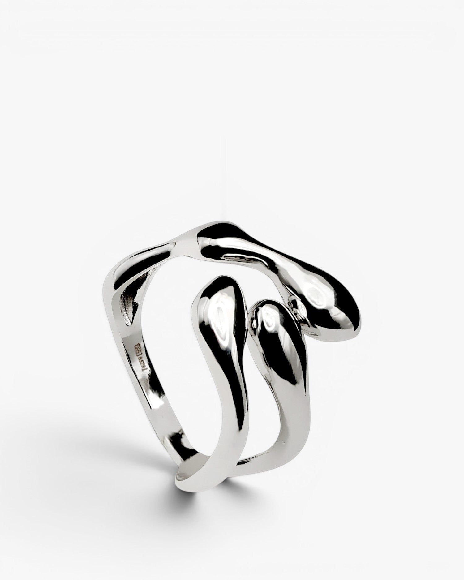 Anillos de diseño estilo orgánico con tres garras