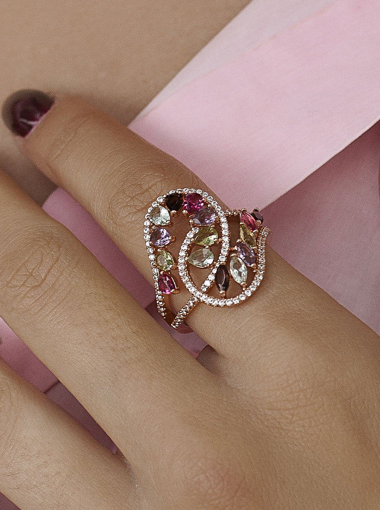 Anillo con piedras multicolor de plata bañada en oro rosa
