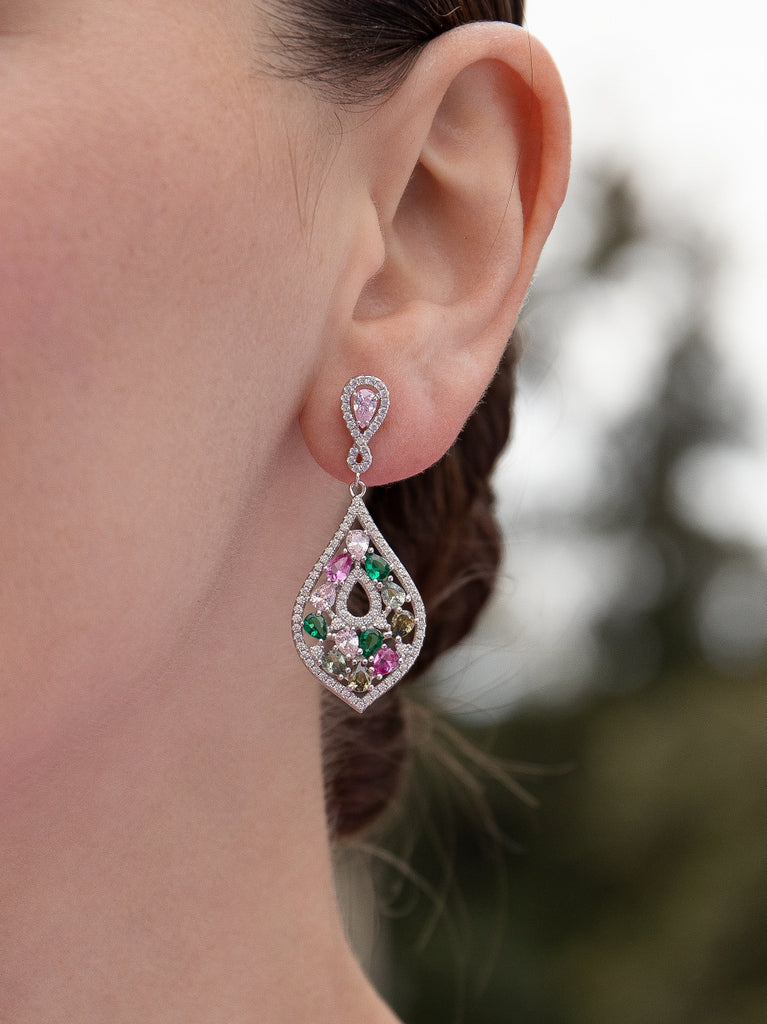 Pendientes largos con piedras multicolor en tonos calidos y circonitas