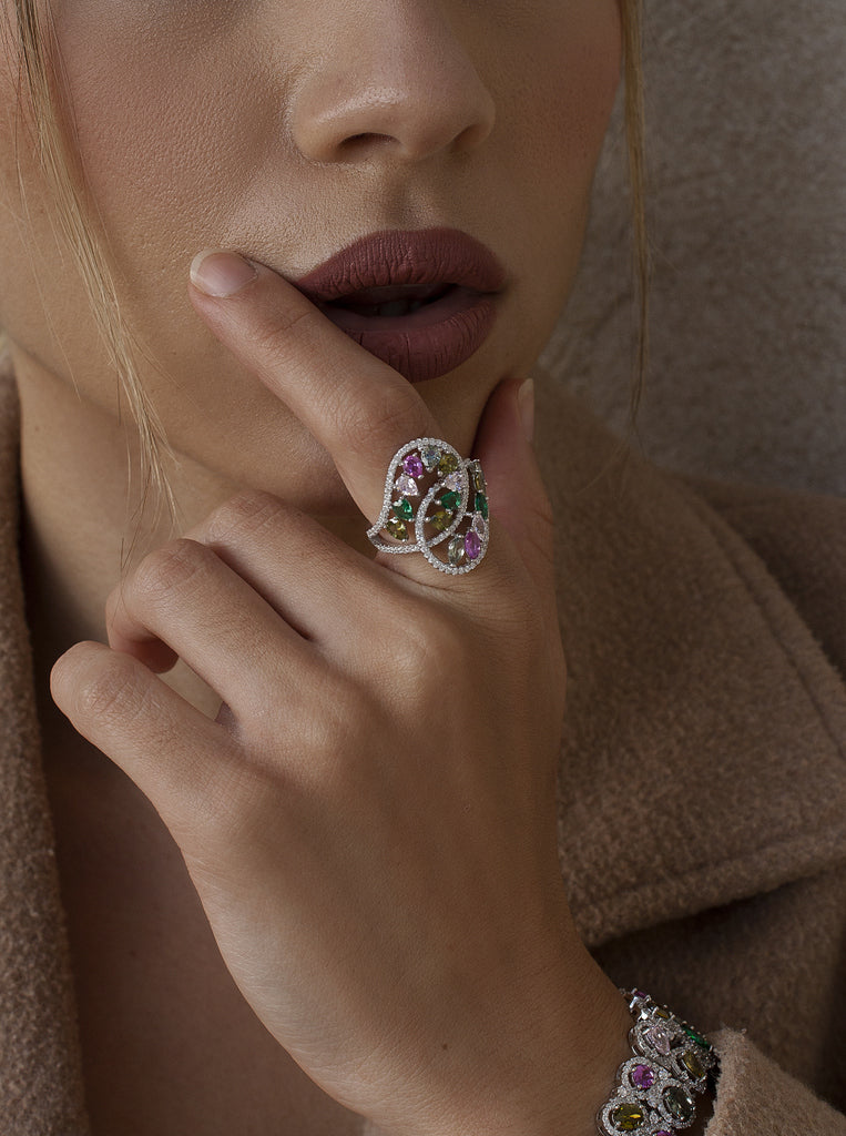 Anillo con piedras multicolor en tonos calidos y circonitas