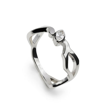Anillo de plata tipo nudo con circonita central