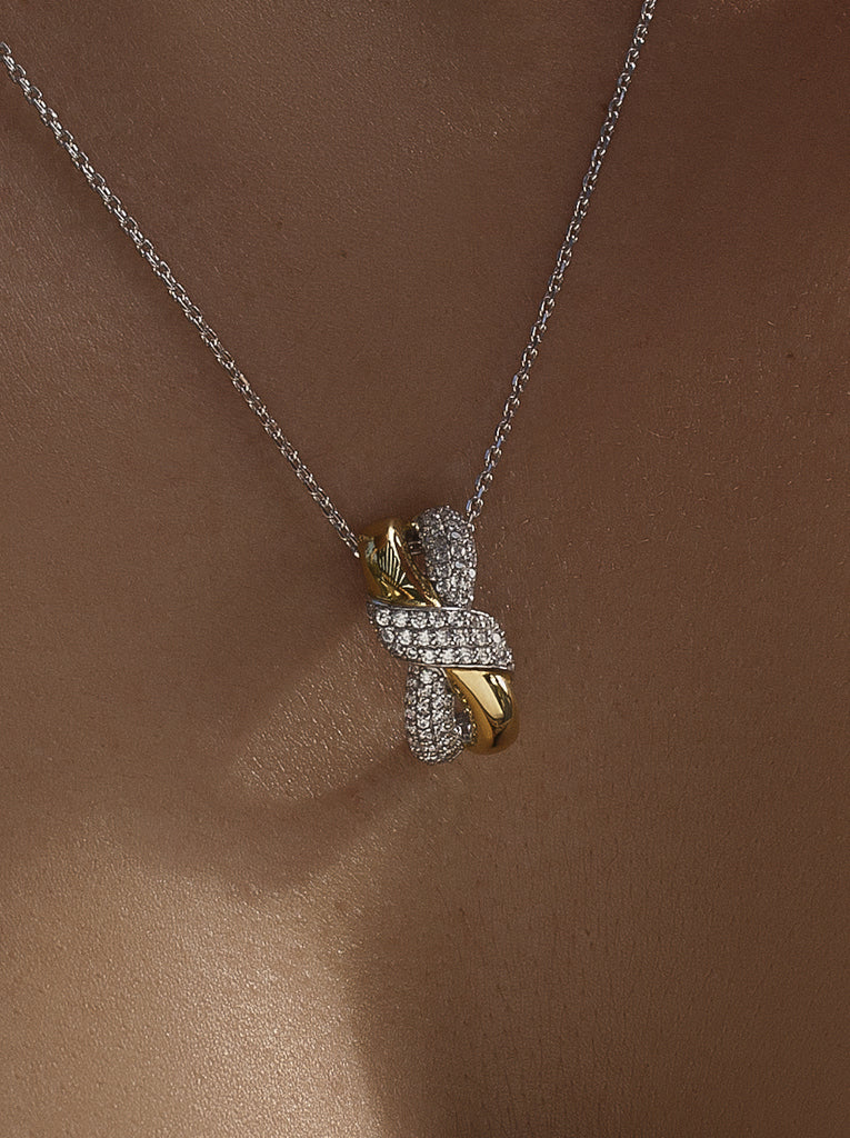 collier bicolore lié avec nœud et zircons