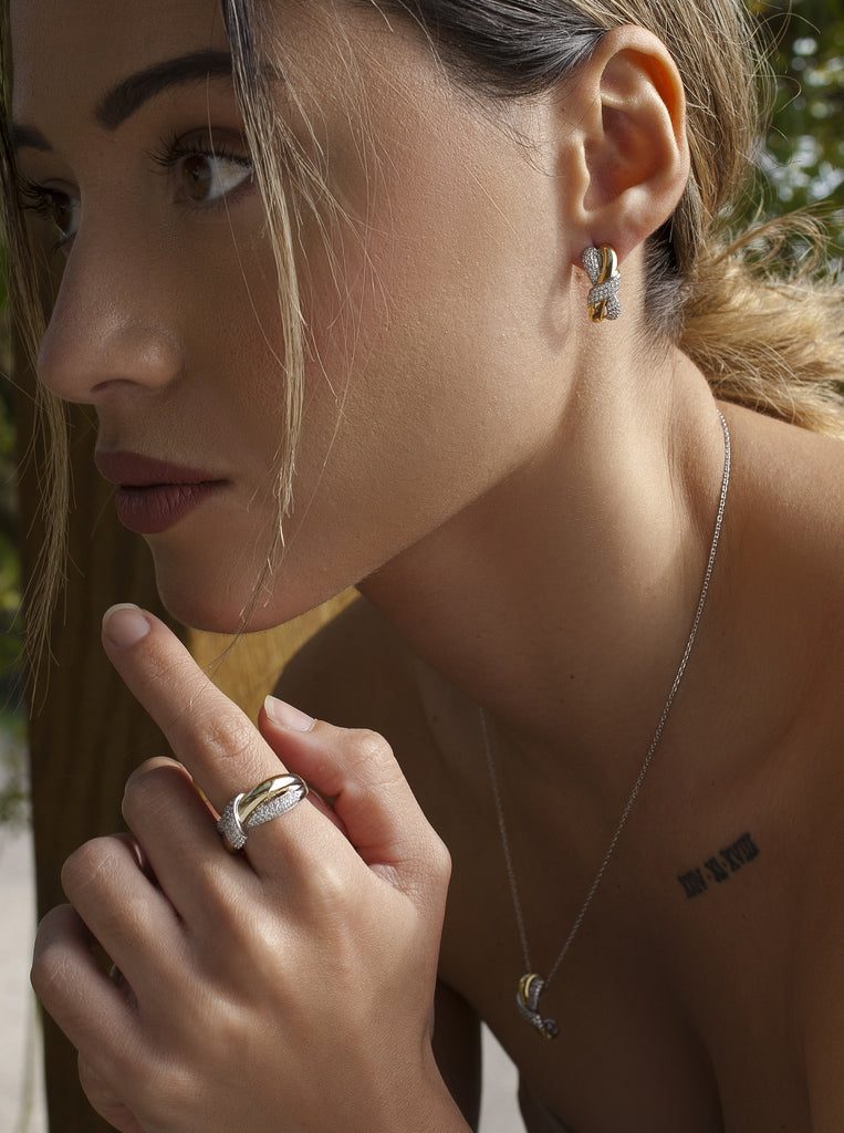 Two-tone ring linked with a knot and cubic zirconia