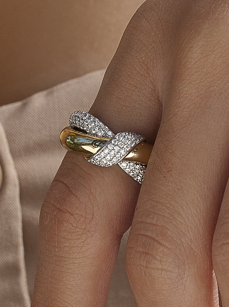 Two-tone ring linked with a knot and cubic zirconia