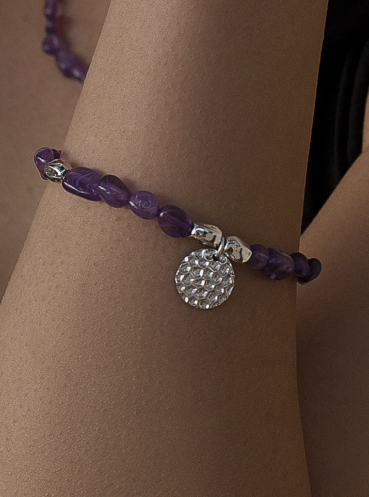 Pulsera con piedras en tono amatista y detalles en plata