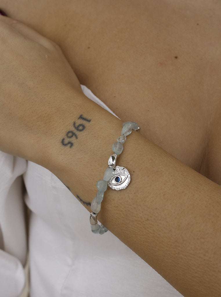 Pulsera con piedras en tono calcedonia y detalles en plata