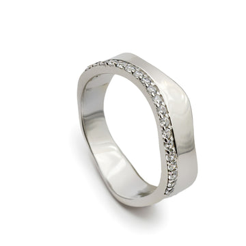 Anillo ancho de plata irregular con linea de circonitas