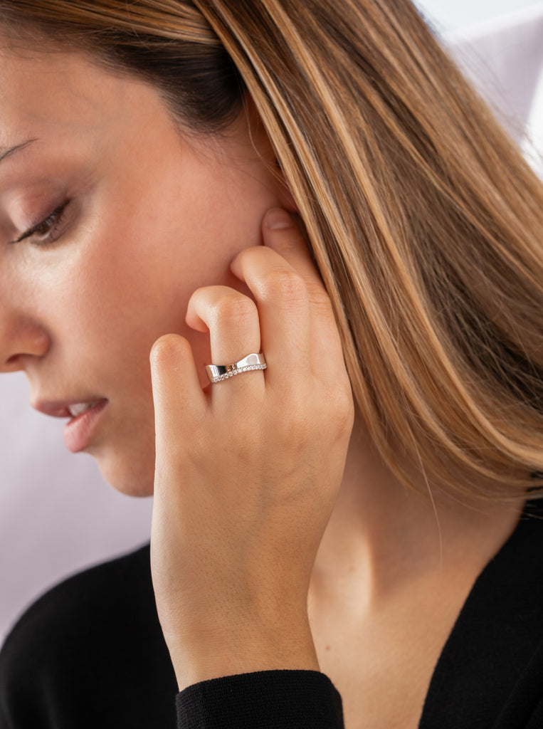 Anillo ancho de plata irregular con linea de circonitas