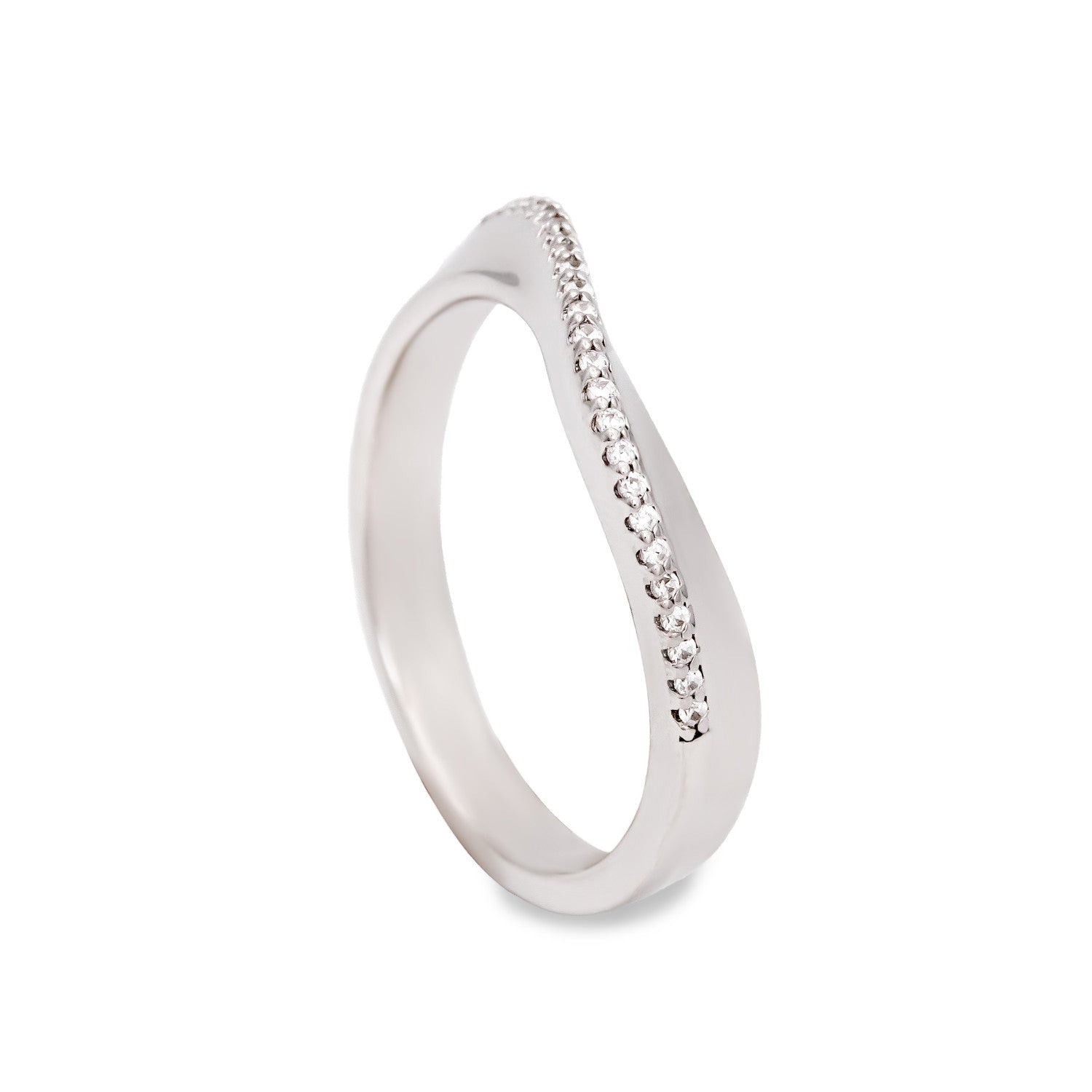 Bague fine et irrégulière en argent avec zircon cubique