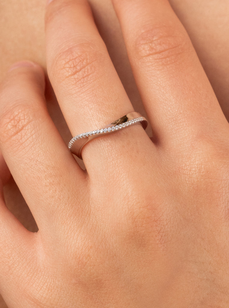 Bague fine et irrégulière en argent avec zircon cubique