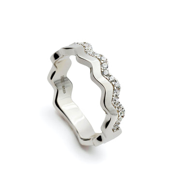 Anillo con circonitas en forma zig zag