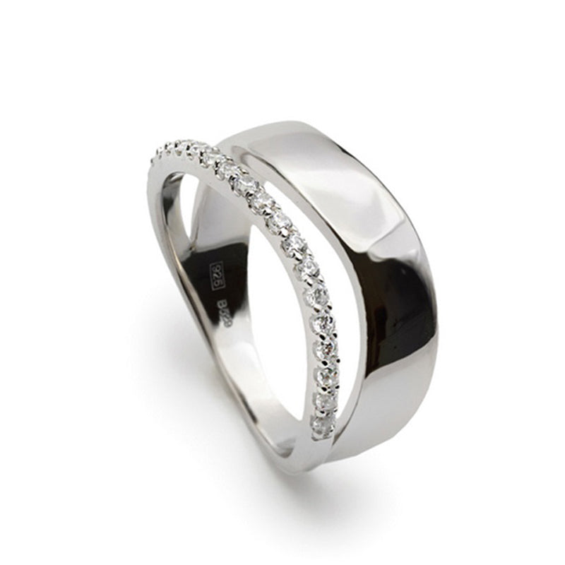 bague large de argent avec partie large de 'argent et bande de zircons