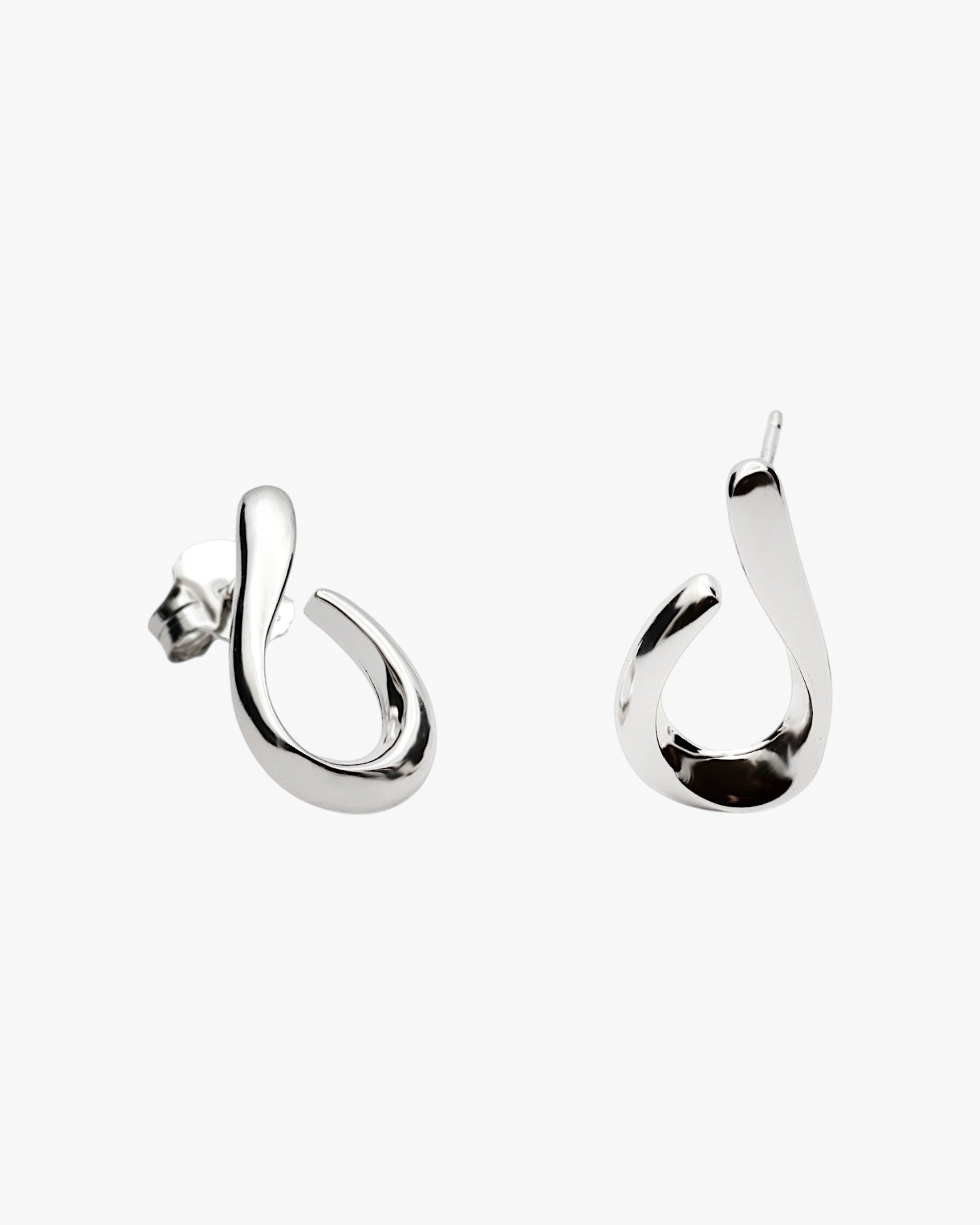 Pendientes de plata con diseño curvo elegante