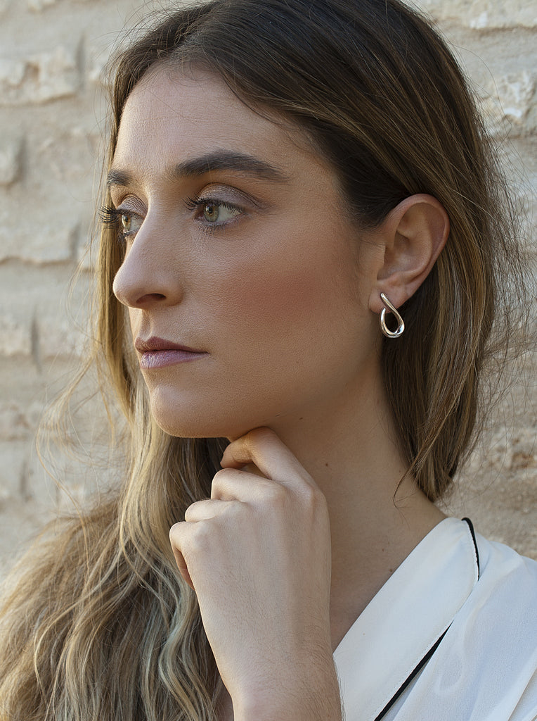 Pendientes de plata con diseño curvo elegante