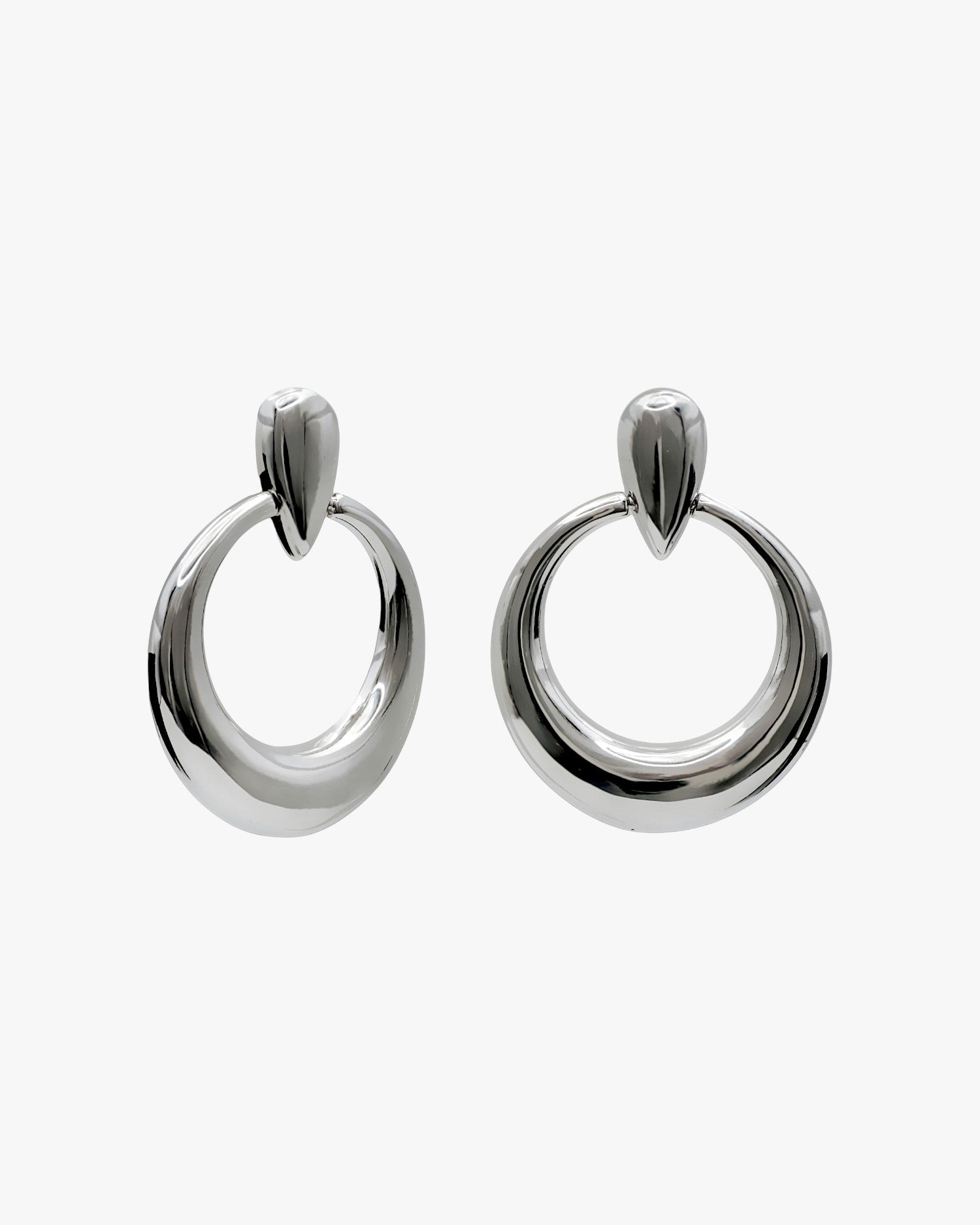 Pendientes de plata en aro con detalle de gota
