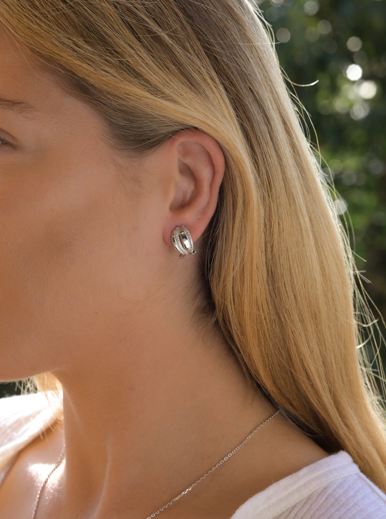 Pendientes cierre omega de plata con circonitas diseño elegante