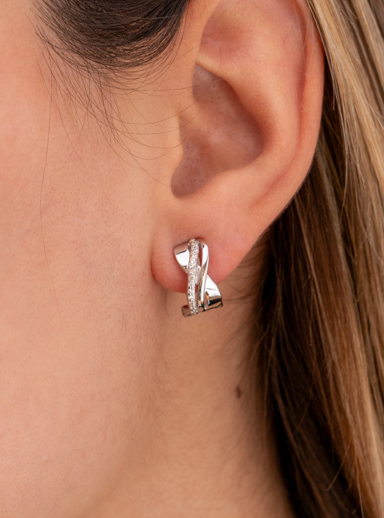 Boucles d'oreilles fermeture omega avec zircons croisés