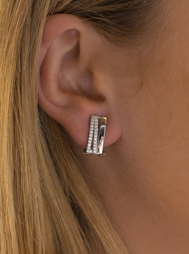 Boucles d'oreilles fermeture omega avec zircons design intemporel