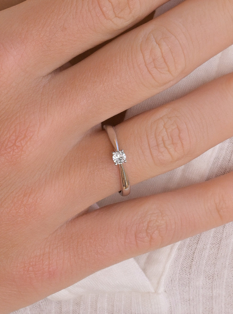 Anillo solitario de plata diseño minimal