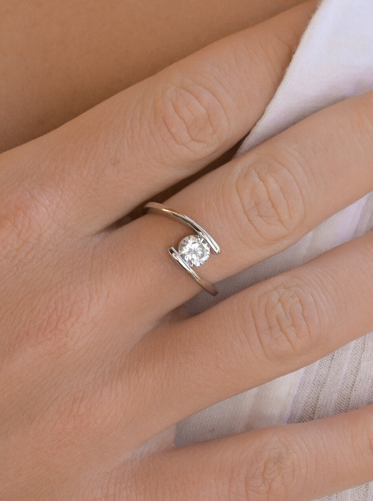 bague fino de argent design semi-ouvert avec zircon central