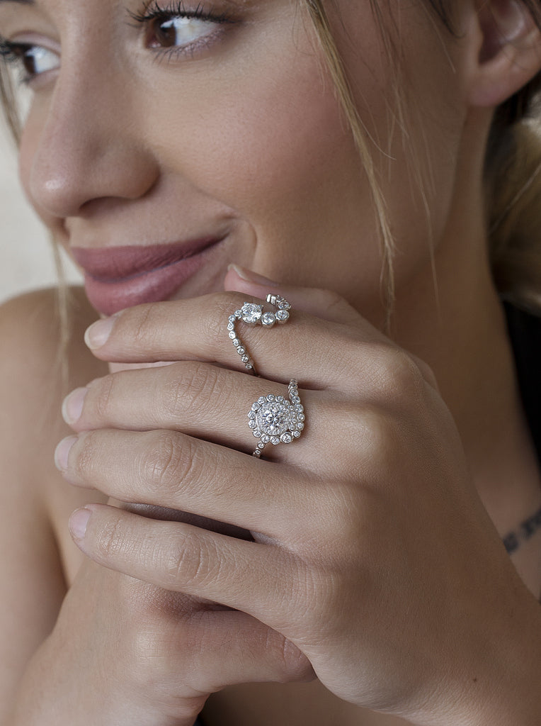 Anillo de plata ondulado con circonitas de diferentes medidas en su contorno