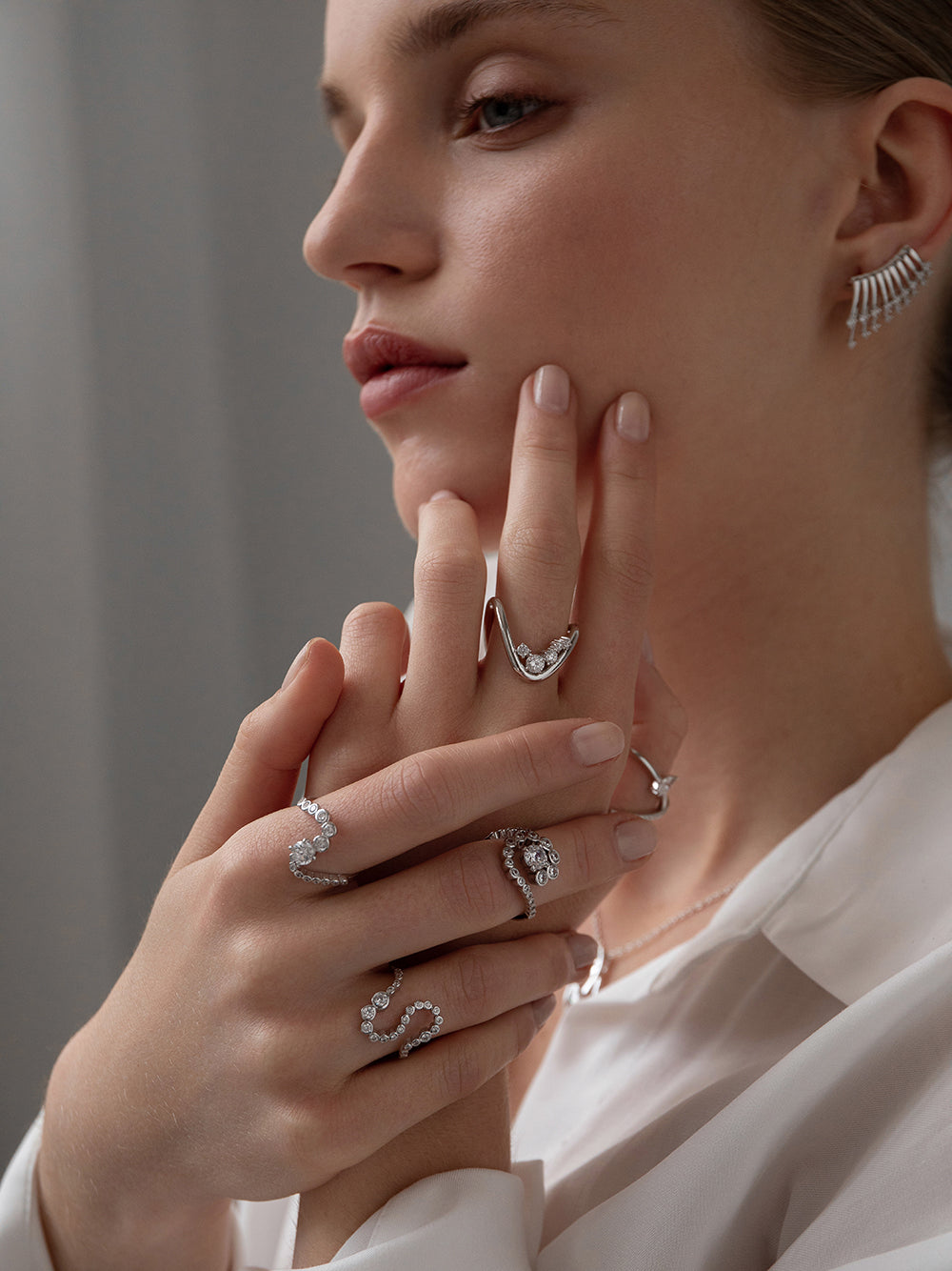 Anillo de plata ondulado con circonitas de diferentes medidas en su contorno
