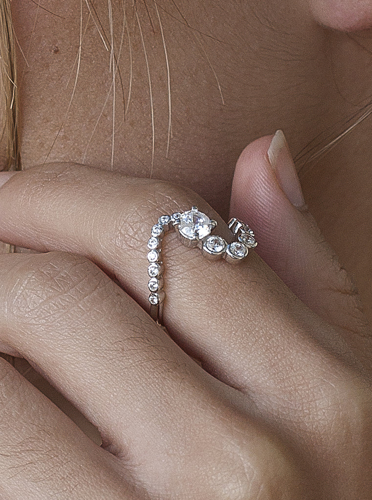 bague de argent ondulado avec zircons de différentes tailles dans son contour