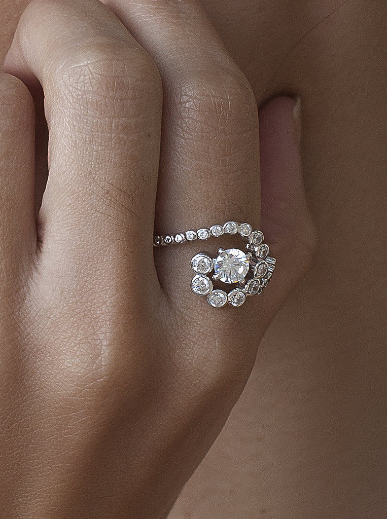 bague de argent espiral avec zircon central et en su contour