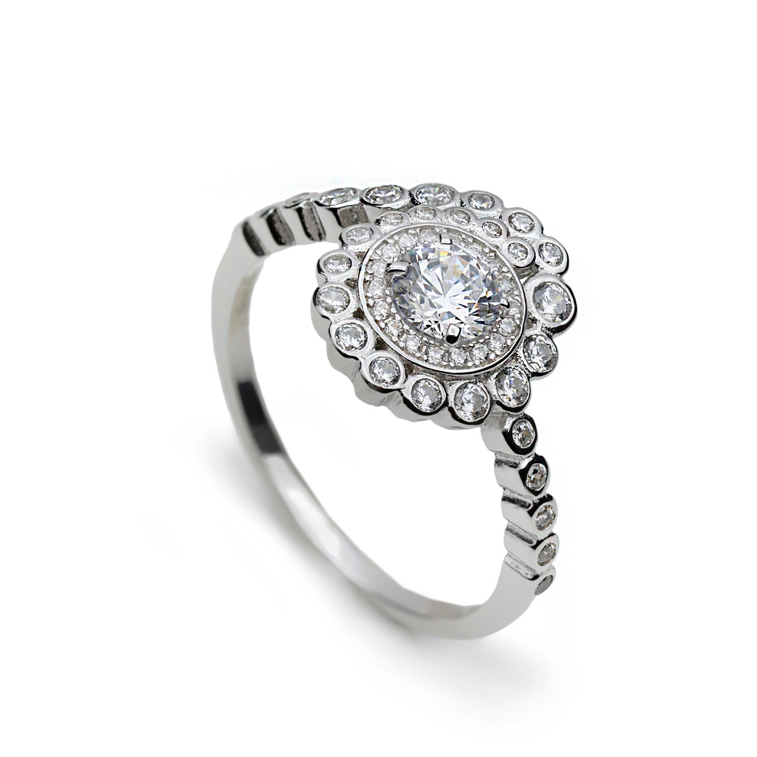 bague de argent circulaire avec zircon au rededor d'de pièce central