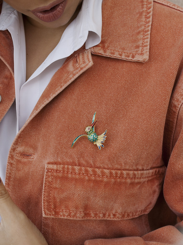 Broche con circonitas y esmalte en forma de pajaro