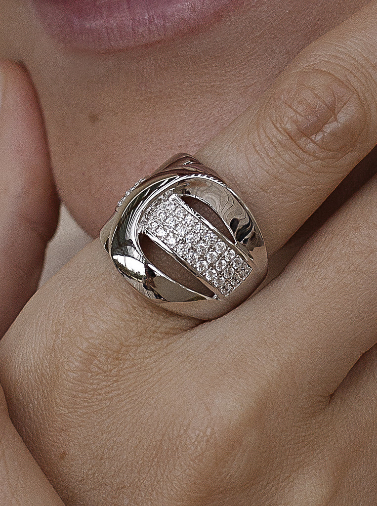 Anillo de plata ancho con banda de circonita