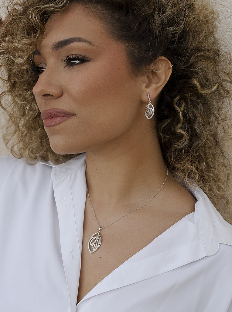 Collar de plata con circonitas inspiracón hoja